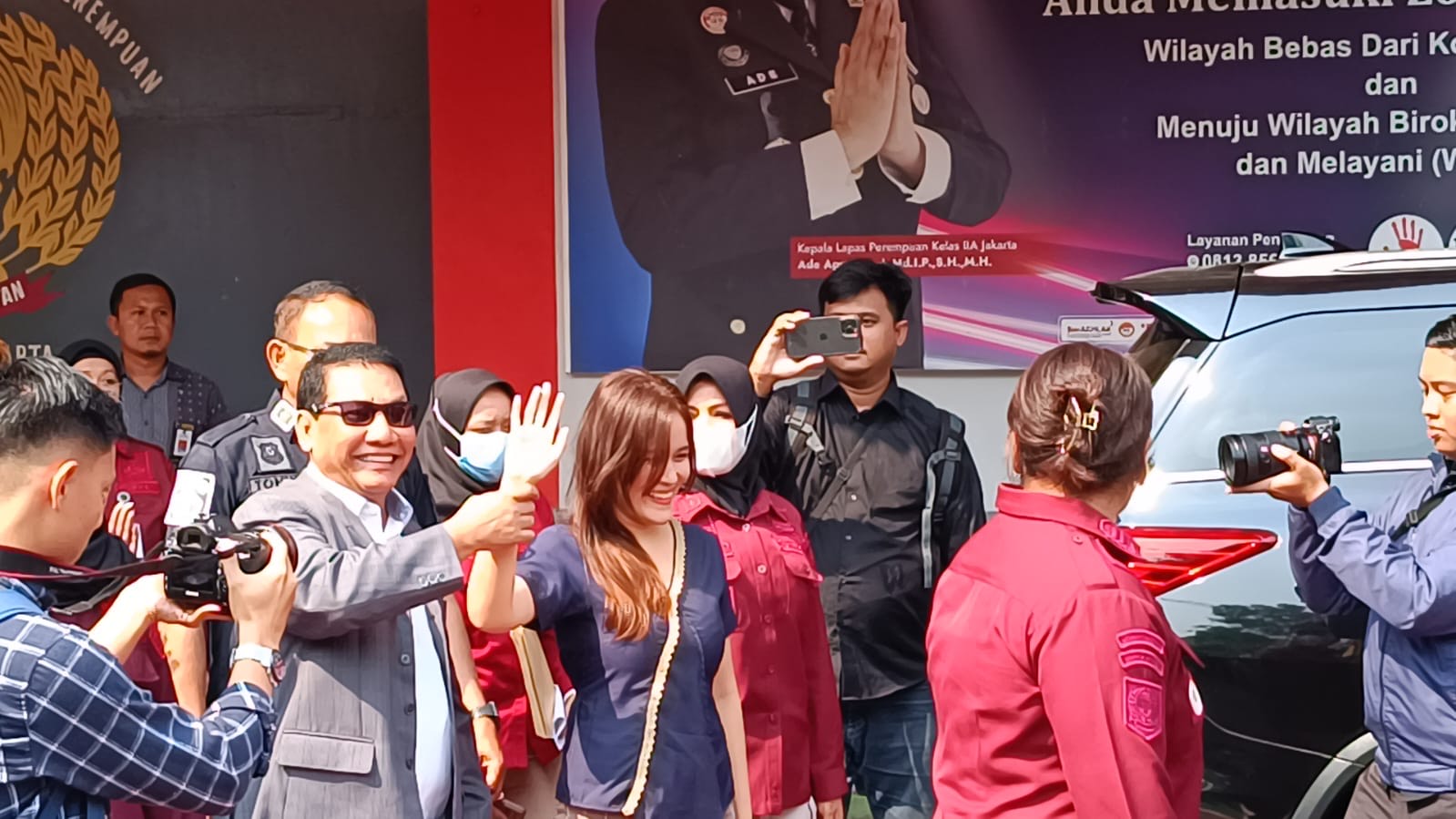 Tanpa Pernyataan, Jessica Kumala Wongso Hanya Lambaikan Tangan saat Bebas dari Lapas