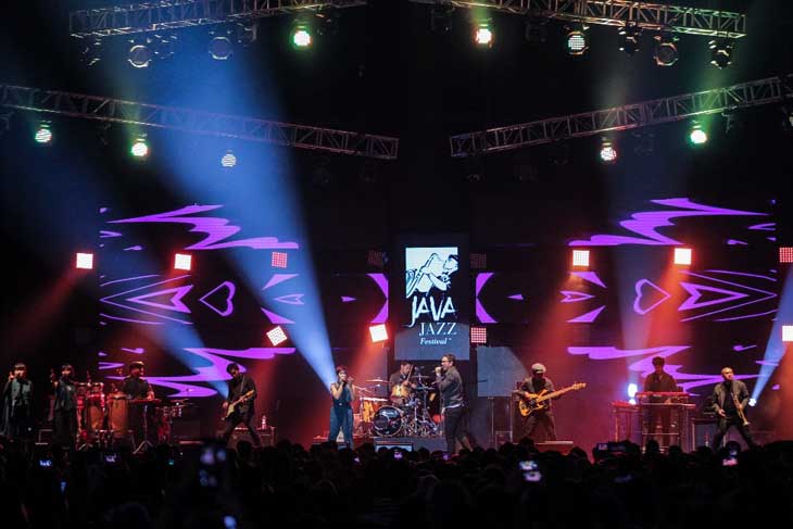  Maliq & D'Essentials.