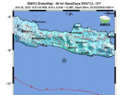 Warga Berhamburan ke Luar Rumah Akibat Gempa Dangkal di Bantul