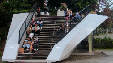 Habiskan Masa Liburan, Muda-mudi Hangout di Taman Literasi Martha Tiahahu Blok-M Jakarta