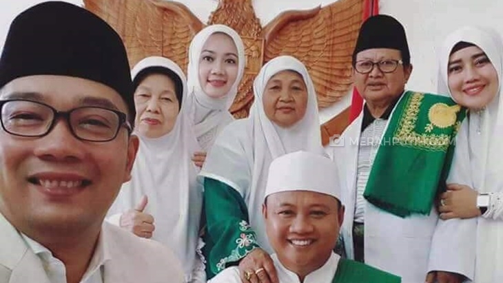 Sambangi Bekasi, Ridwan Kamil Mendadak Jadi Tukang Pangkas