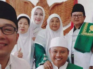 Sambangi Bekasi, Ridwan Kamil Mendadak Jadi Tukang Pangkas