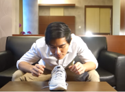 Kaesang Pangarep Cium Sepatu Sneakers yang Dipakai Jokowi