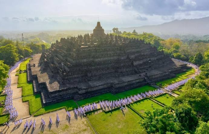 Prabowo-Macron Nanjak Borobudur Pakai 'Stair Lift', Endingnya Presiden Prancis Sentuh Patung Buddha