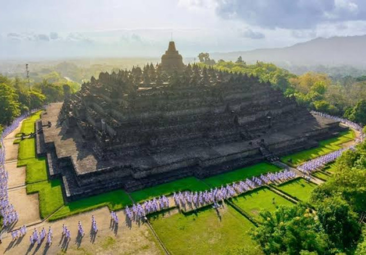 Prabowo-Macron Nanjak Borobudur Pakai 'Stair Lift', Endingnya Presiden Prancis Sentuh Patung Buddha