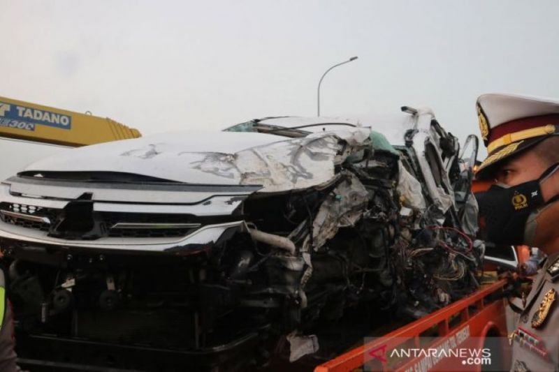 Polisi melakukan olah TKP kecelakaan mobil yang ditumpangi Vanessa Angel dan keluarganya (Antaranews)