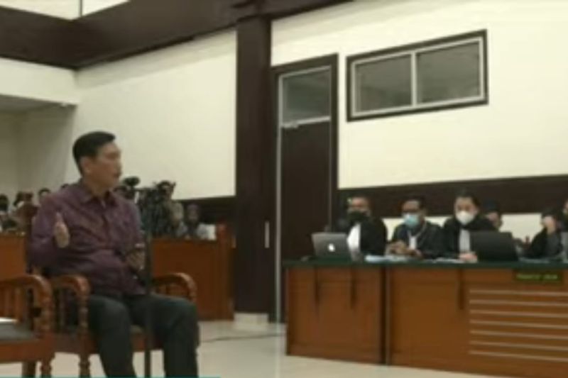 Luhut Ungkap Pernah Bantu Haris Azhar Lanjutkan Kuliah ke Harvard