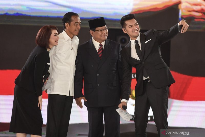 Jokowi dan Prabowo bersama moderator