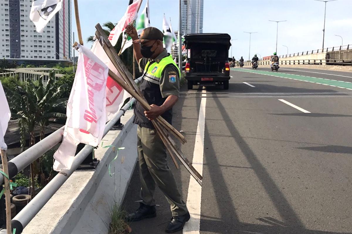Flyover Jakarta Haram Buat Spanduk, Satpol PP Kerahkan Ribuan Personel Sikat Baliho yang Bahayakan Nyawa