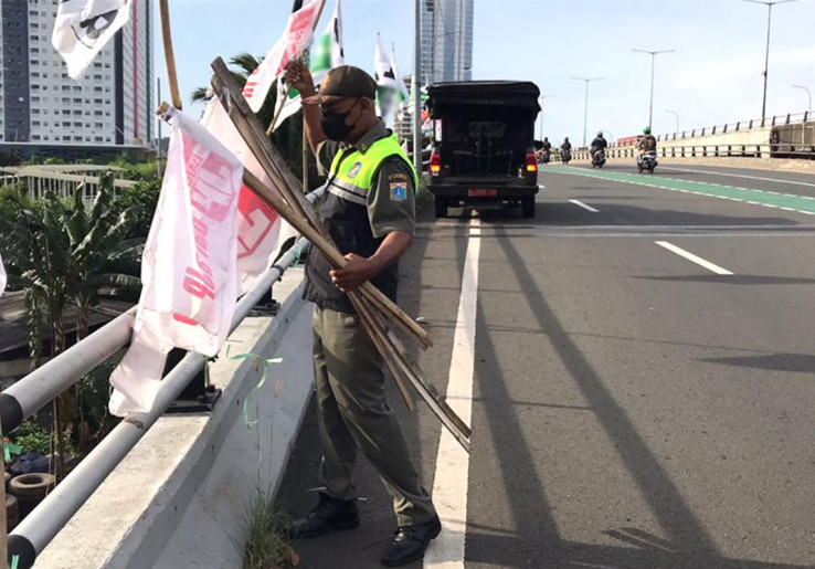 DPRD DKI Harap Kerja Satpol PP Tertibkan Atribut di Flyover Tidak Musiman