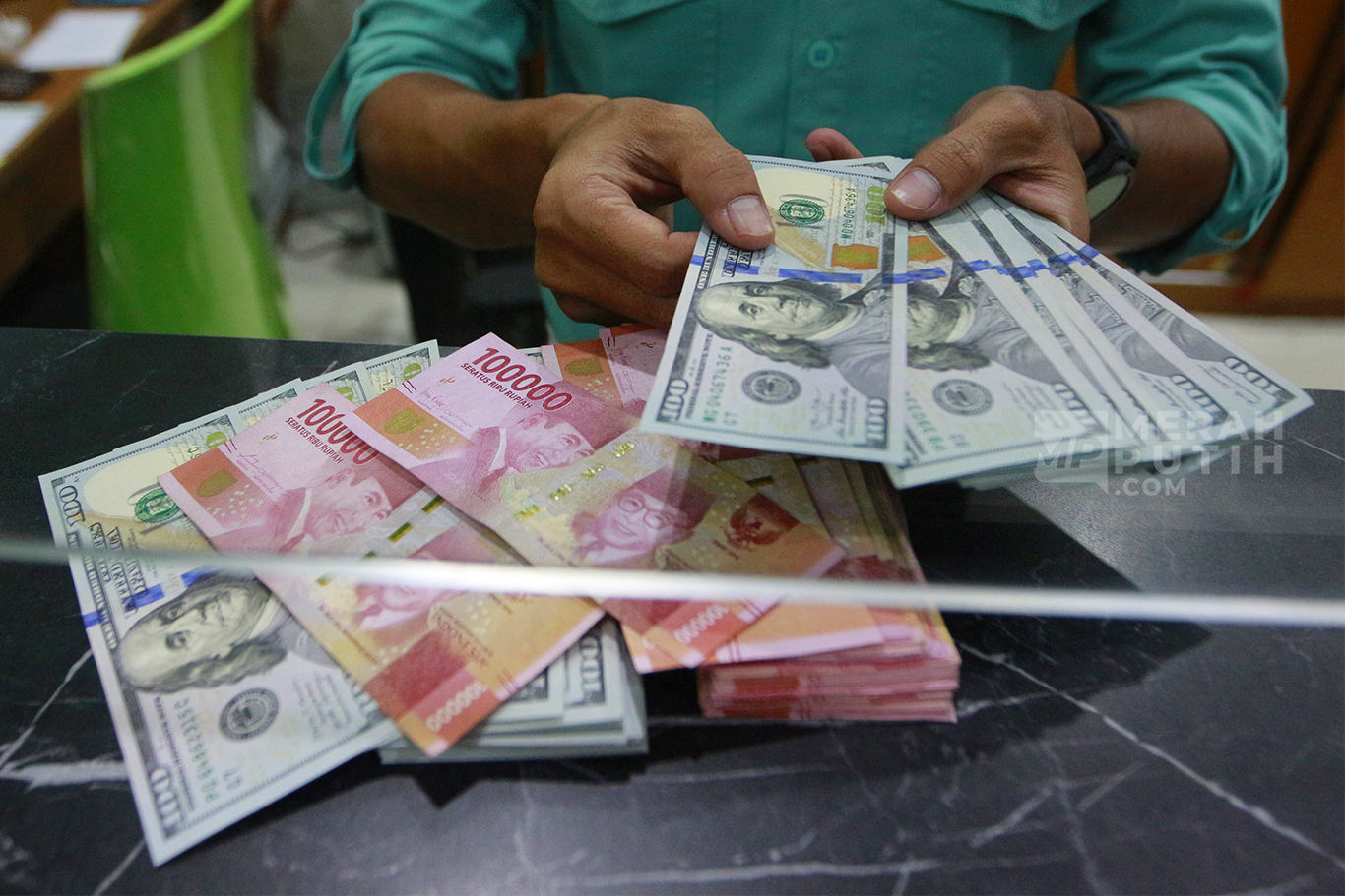 Penutupan Rupiah Akhir Pekan Diprediksi Anjlok Dipicu Pidato Hawkish The Fed