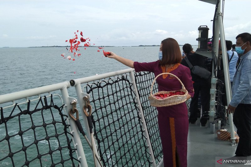 Awak kabin Sriwijaya Air menaburkan bunga sebagai penghormatan terakhir kepada korban kecelakaan pesawat Sriwijaya Air SJ-182 di daerah tempat jatuhnya pesawat di daerah perairan Kepulauan Seribu. (Foto: Antara)