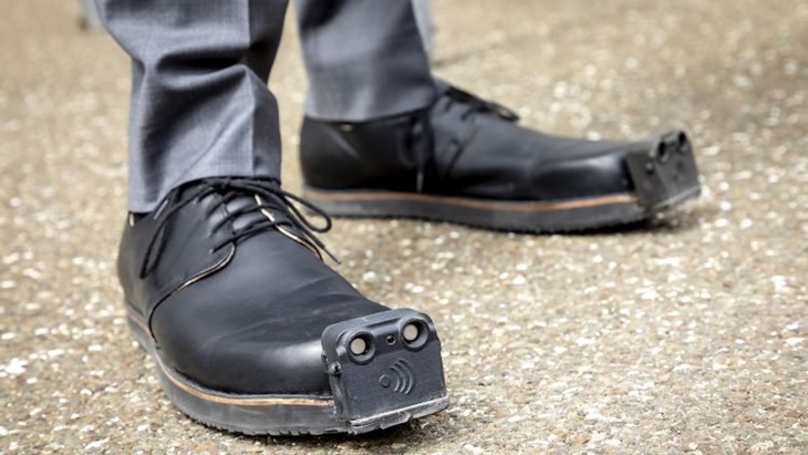 Perusahaan Ini Kembangkan Sepatu Pintar AI Untuk Tunanetra