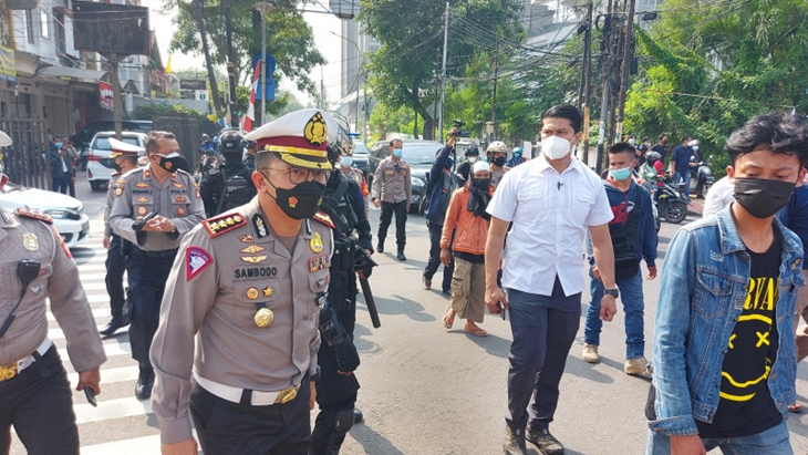 Polisi kawal pendukung Rizieq Shihab saat sidang putusan banding di Pengadilan Tinggi DKI Jakarta, Senin (30/8/2021). (ANTARA/Mentari Dwi Gayati)