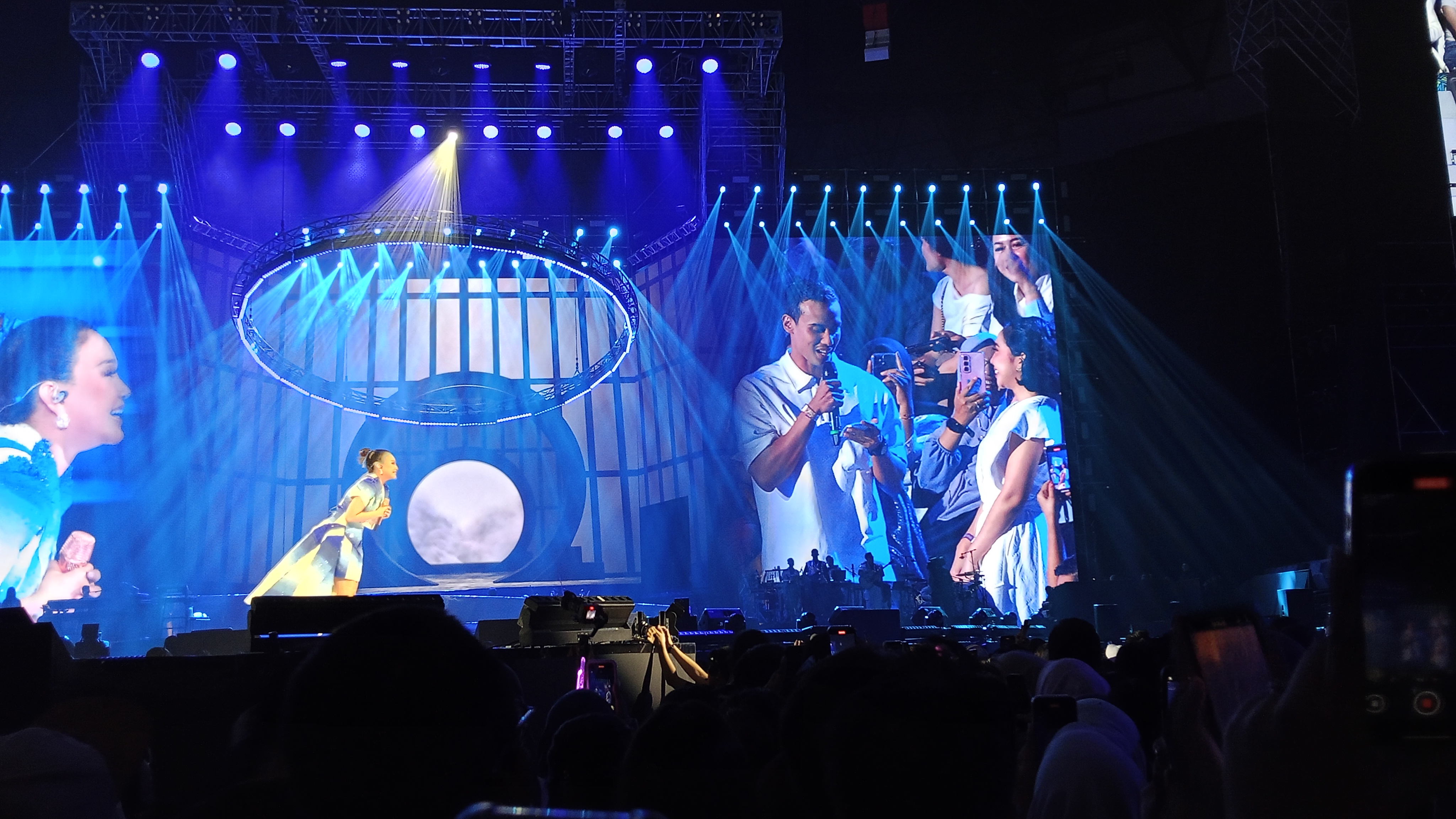Konser Rossa Jadi Saksi Momen Romantis, Lagu 'Wanita yang Kau Pilih' Iringi Lamaran Sang Sahabat