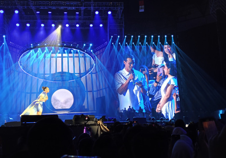 Konser Rossa Jadi Saksi Momen Romantis, Lagu 'Wanita yang Kau Pilih' Iringi Lamaran Sang Sahabat