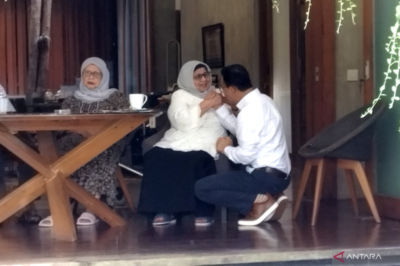 Kampanye Pertama Pilpres di Tanah Merah, Anies Minta Restu Ibu dan Mertua