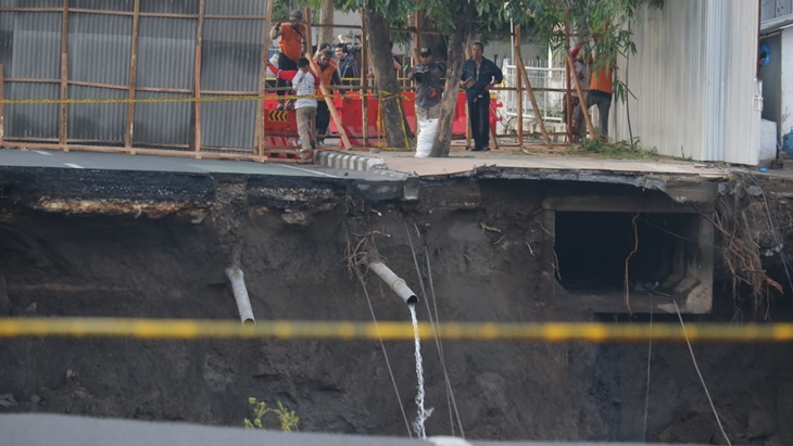 Jalan Raya Gubeng yang terkena ambles. (Foto: merahputih.com/Budi Lentera)