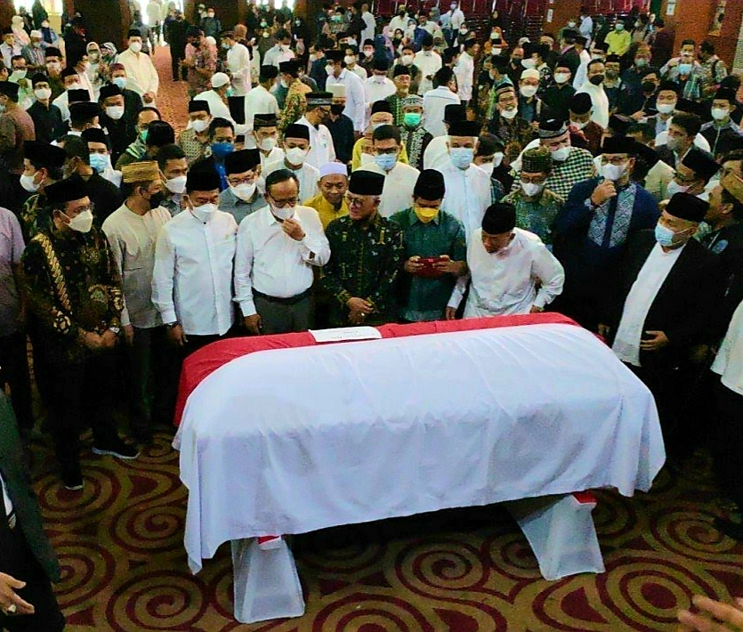 Pelayat mendoakan almarhum Azyumardi Azra di Auditorium Harun Nasution UIN, Ciputat, Tangerang Selatan. Foto: MP/Kanu