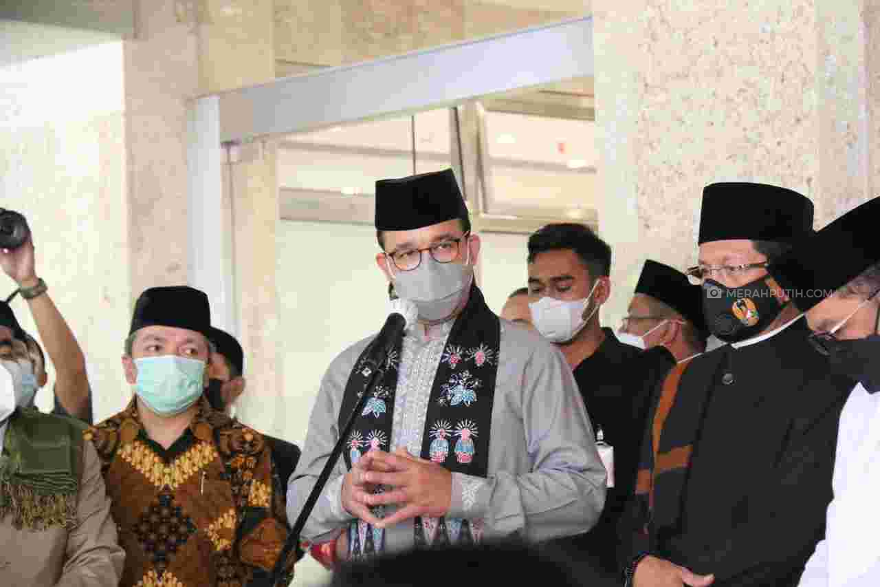 Izinkan Salat Tarawih di Masjid, Anies Minta Jemaah Taati Prokes