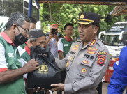 Kapolresta Cirebon Keliling Pangkalan Ojek hingga Angkot Bagikan Bansos