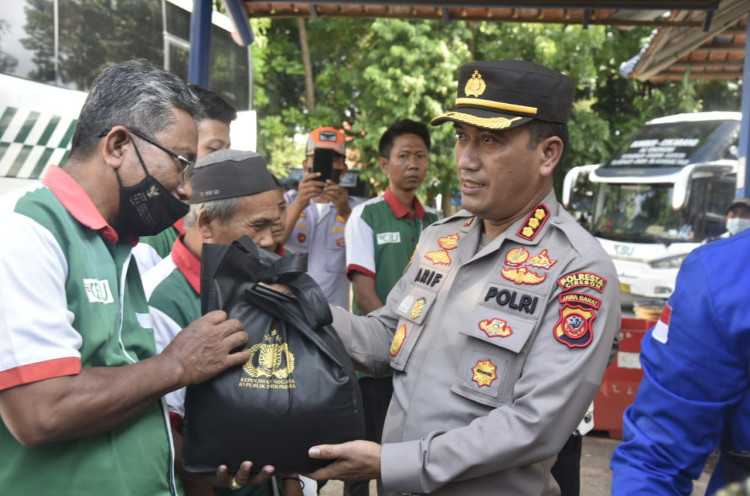 Kapolresta Cirebon Keliling Pangkalan Ojek hingga Angkot Bagikan Bansos