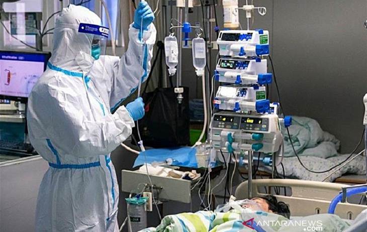 Seorang petugas medis menangani pasien yang terduga terkena virus corona di Zhongnan Hospital of Wuhan University, Wuhan, China, Jumat (24/1/2020). ANTARA/HO-Xinhua/Xiongqi/mii/aa.