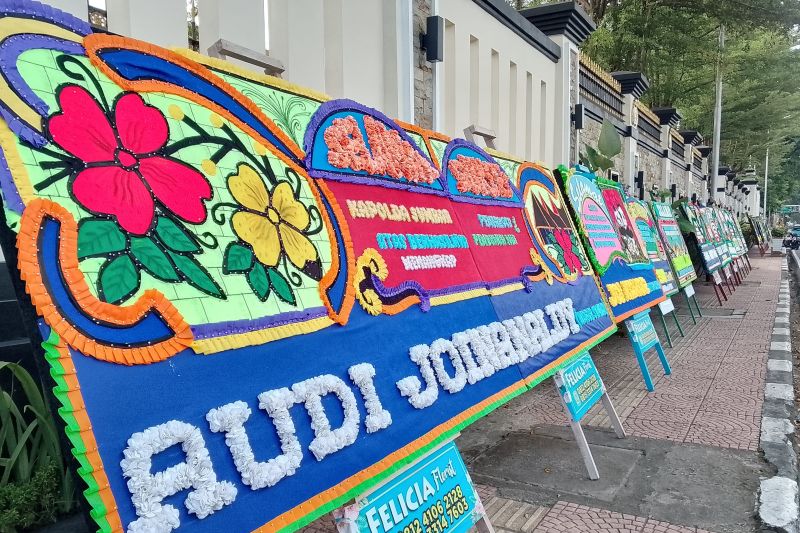 Warga Beri Karangan Bunga ke Polisi Karena Tangkap Pembunuh Gadis Penjual Gorengan 
