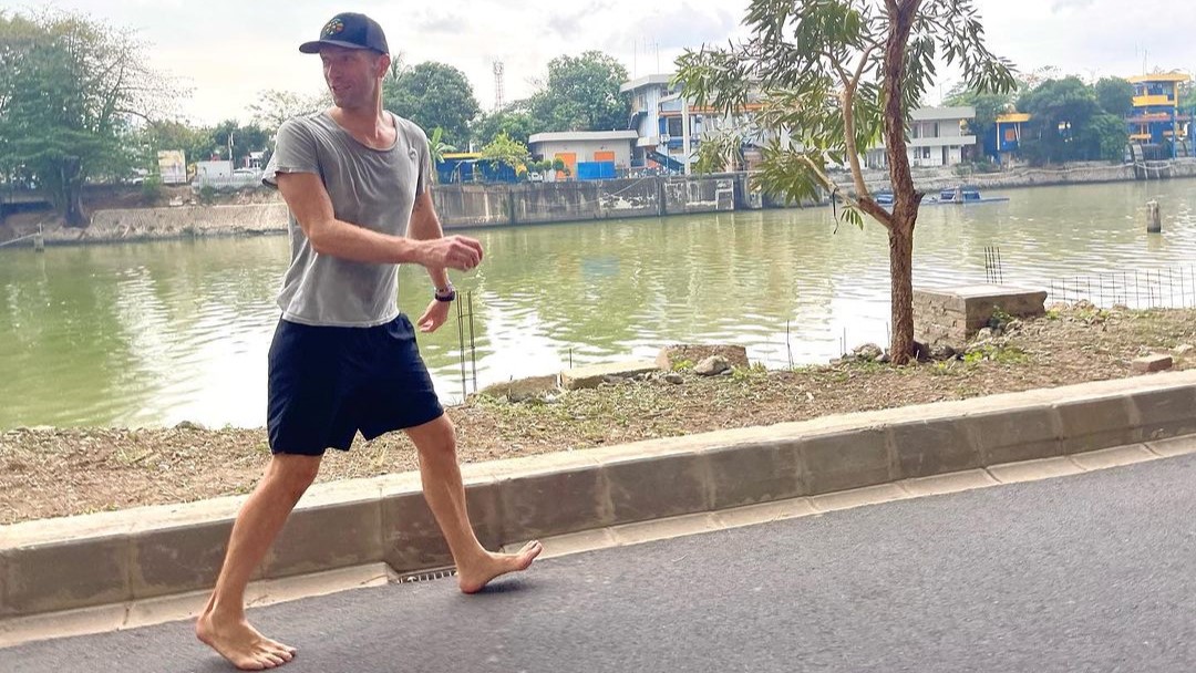Jalan Kaki 'Nyeker' ala Chris Martin, Ada Manfaat dan Risikonya