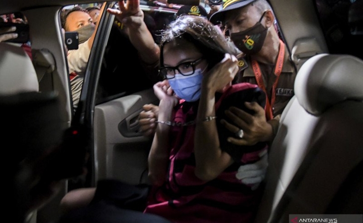 Pinangki Sirna Malasari berada di dalam kendaraan usai menjalani pemeriksaan Kejaksaan Agung. (ANTARA FOTO/GALIH PRADIPTA)