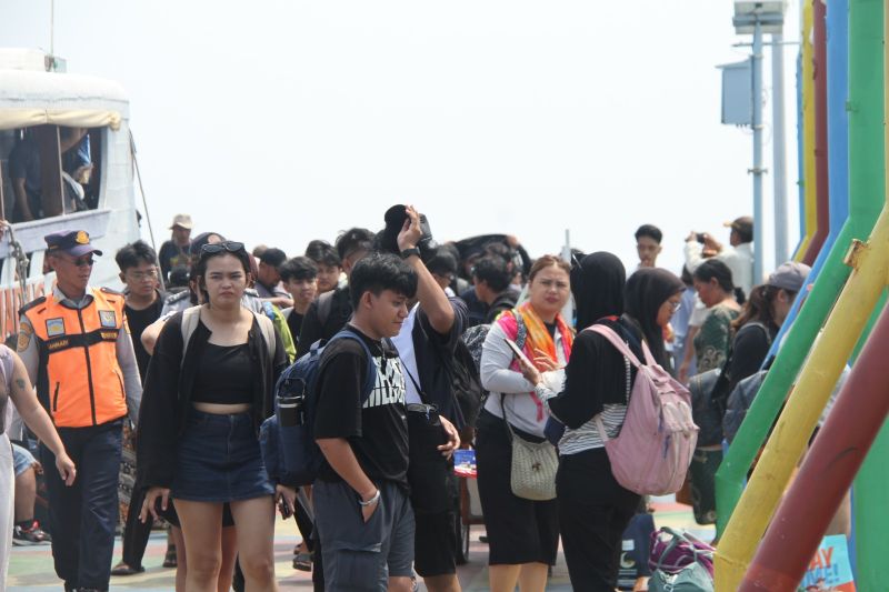 Ribuan Orang Menyebrang ke Kepulauan Seribu Nikmati Libur Paskah