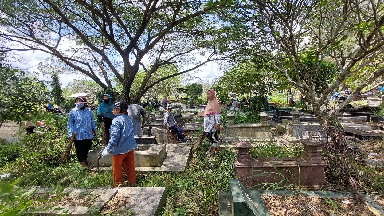 Tradisi Sadranan Bawa Berkah Buat Penyapu Makam Musiman