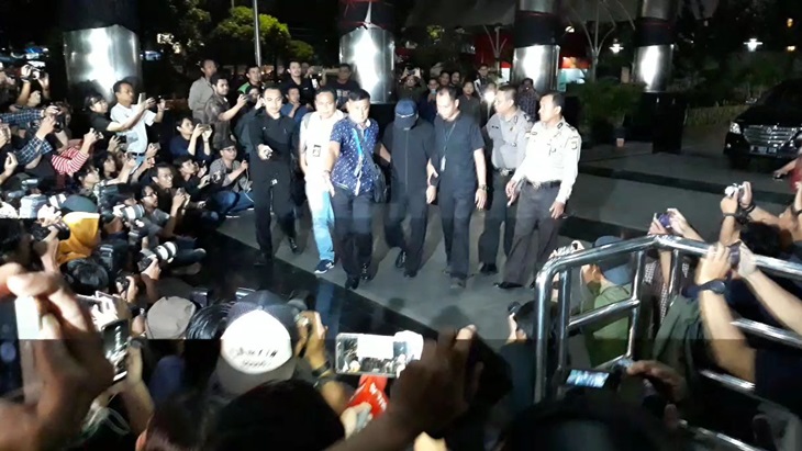 Ketum PPP Romahurmuziy saat dibawa ke Gedung KPK