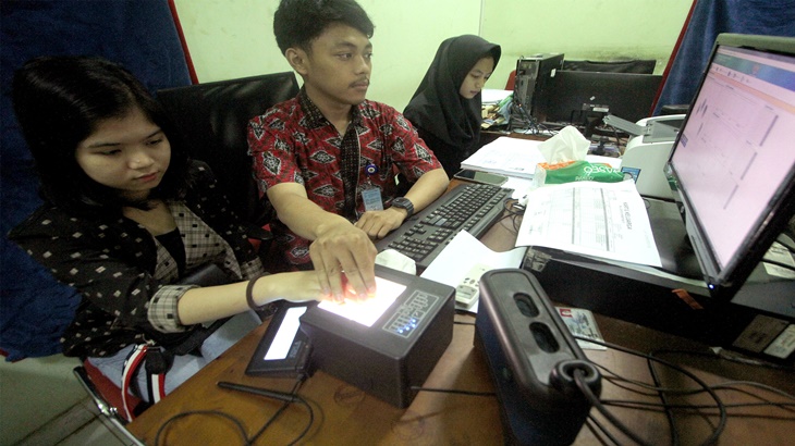 Warga Bogor melakukan perekaman e-KTP