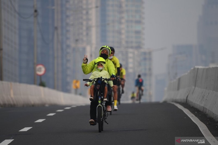 Sejumlah pesepeda memacu kecepatan saat berlangsungnya uji coba pemberlakuan lintasan road bike di jalan layang non tol (JLNT) Kampung Melayu-Tanah Abang, Jakarta, Minggu (23/5/2021). ANTARA FOTO/Akbar Nugroho Gumay/aww.
