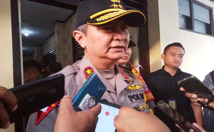 Kapolda Jateng memberikan penghargaan kepada anggota Polresta Surakarta 