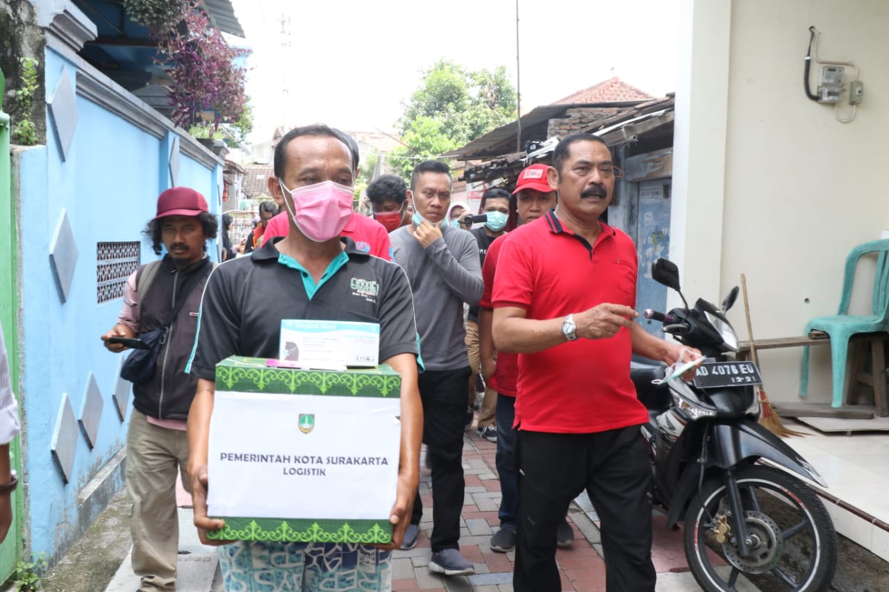 Wali Kota Solo Jawa Tengah, FX Hadi Rudyatmo memberikan bantuan logistik pada warga yang dikarantina mandiri, Minggu (15/3). (MP/Ismail)