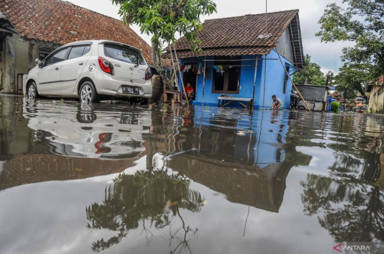 Hujan deras menyebabkan banjir di lingkungan permukiman warga di Rangkasbitung, Lebak, Banten, Minggu (28/1)
