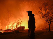 Helikopter Water Bombing Dikerahkan untuk Padamkan Kebakaran di Los Angeles