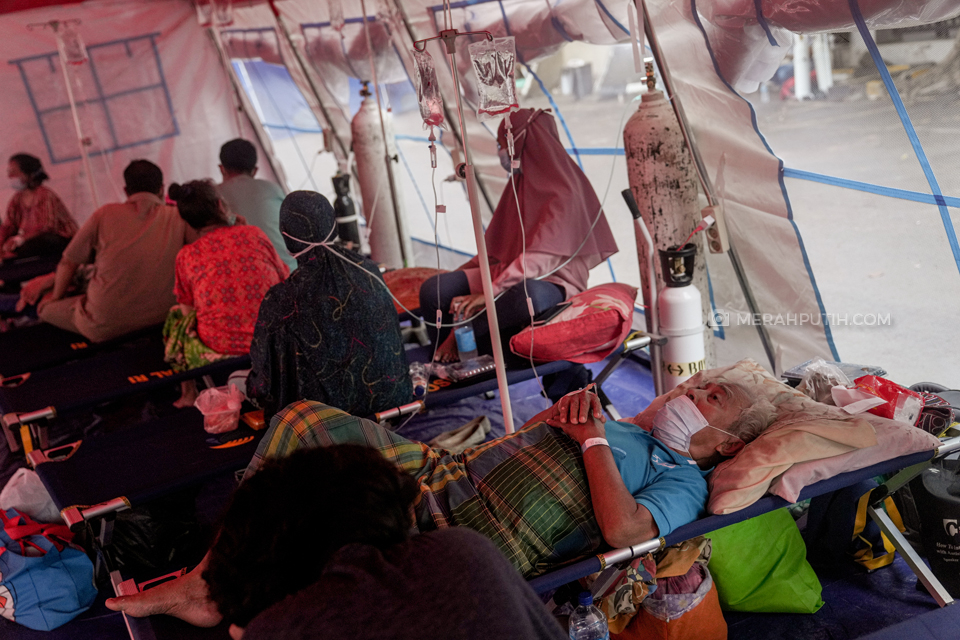 Pasien Covid-19 Penuhi Tenda Darurat di RSUD Bekasi