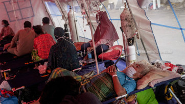 Pasien Covid-19 Penuhi Tenda Darurat di RSUD Bekasi