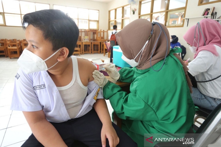 Petugas menyuntikkan vaksin ke pelajar sekolah. (ANTARA/HO-Humas Pemkot Bandung)