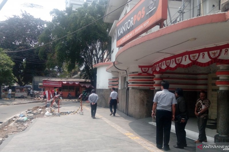 Kondisi trotoar di depan Kantor Pos Cikini di Jalan Cikini Raya, Jakarta Pusat, Kamis (15/8)/2019). (ANTARA/Yogi Rachman)
