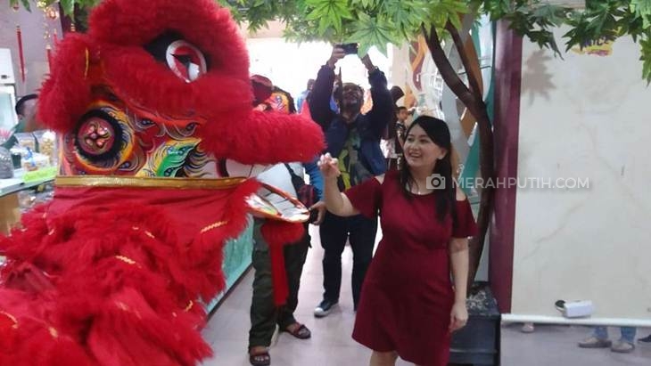Kirab Liong dan Barongsai Keliling Pertokoan, Pertanda Tutup Rangkaian Tahun Baru Imlek di Solo