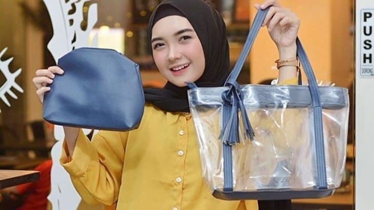 Jadi Tren Fashion, ini Plus Minus Pakai Tas Transparan