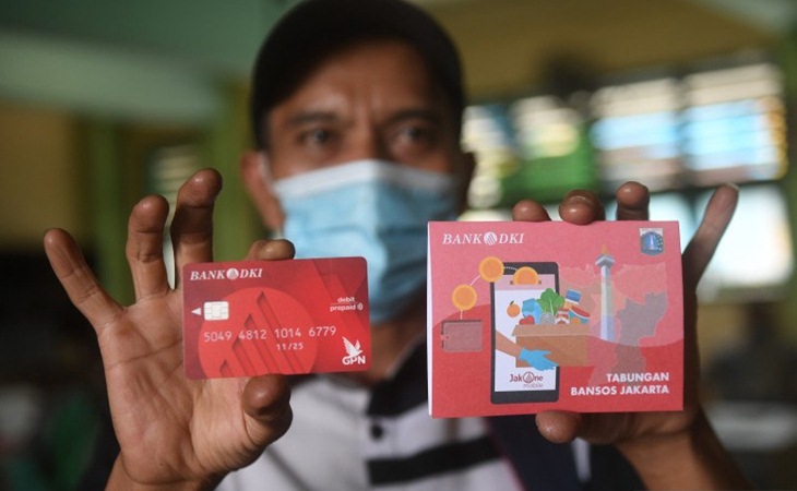 Pemberian bansos tunai. (Foto: Antara)