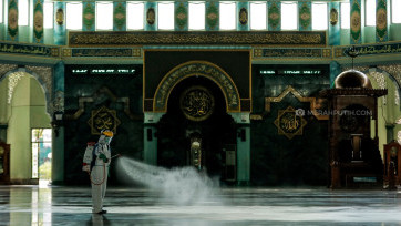Rumah Ibadah Mulai Dibuka, PMI Kota Tangerang Disinfeksi Masjid Raya Al-Azhom