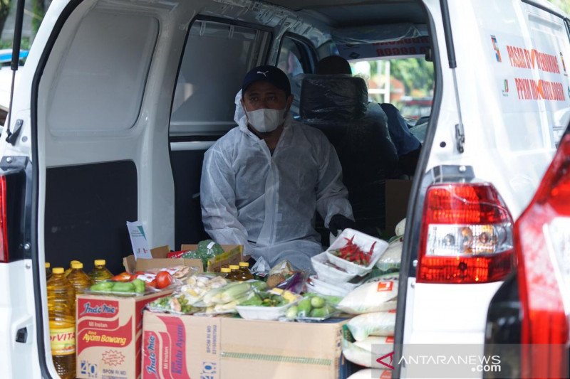 Satgas Penanganan COVID-19 Kota Bogor memberian bantuan logistik kepada warga Perumahan Griya Melati di Bubulak Kota Bogor, yang terpapar COVID-19 dan menjalani isolasi mandiri di rumah. (ANTARA/HO/Pemkot Bogor)