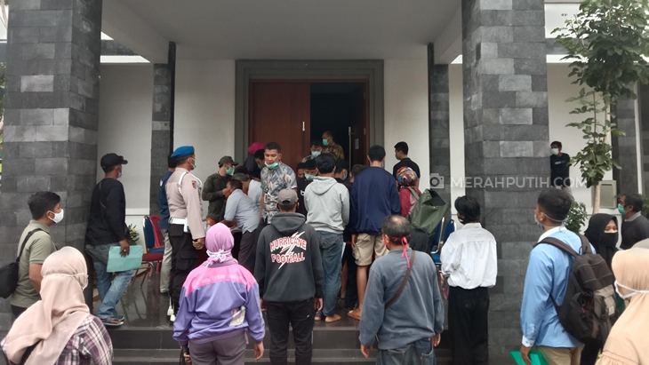   Suasana di Polda Jatim saat beberapa orang tua yang ditahan terkait demo tolak UU Cipta Kerja. (Foto: MP/Budi Lentera)