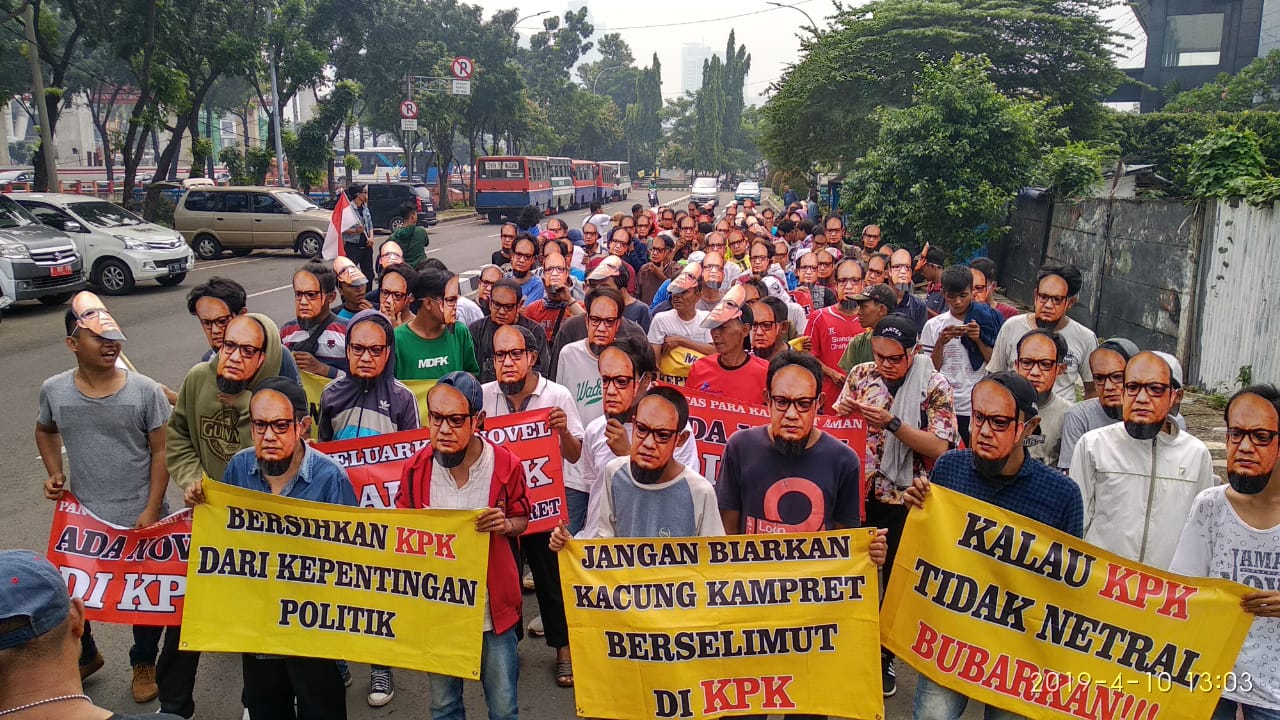 Ratusan massa yang tergabung dalam Poros Kerakyatan Seluruh Ikhwan Muslim (PKS-IM) menggeruduk Gedung Komisi Pemberantasan Korupsi (KPK), Jakarta, Rabu (10/4)
